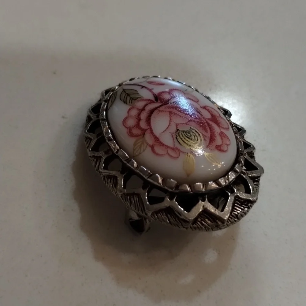Hand painted pink rose floral brooch silver base pin back cameo vintage - Picture 4 of 6